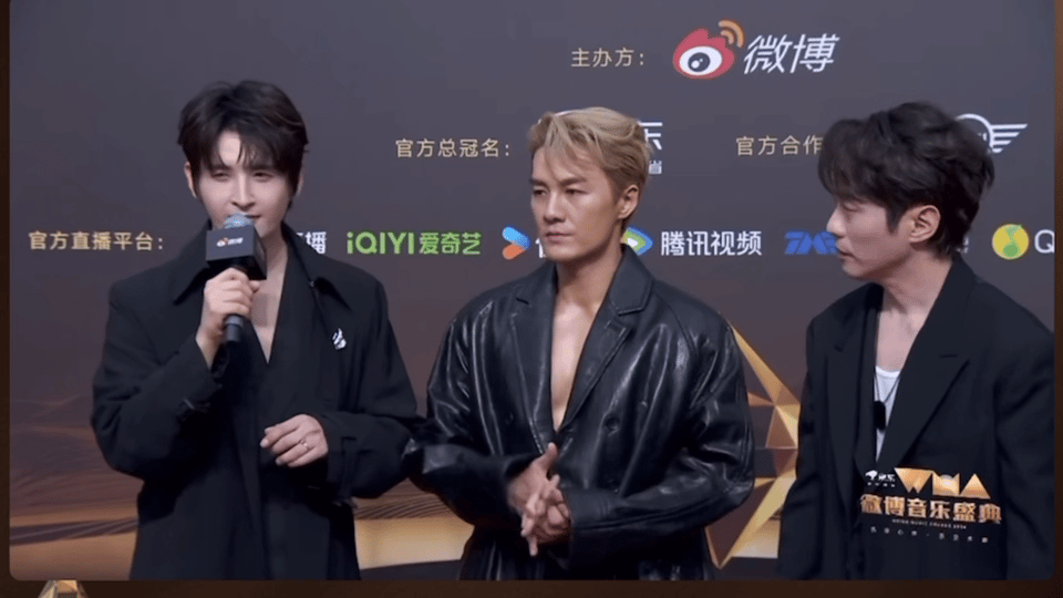 #张远冷面杀手即视感# 一袭黑色风衣酷似冷面杀手，在暗红色的背景中显得危险又迷人