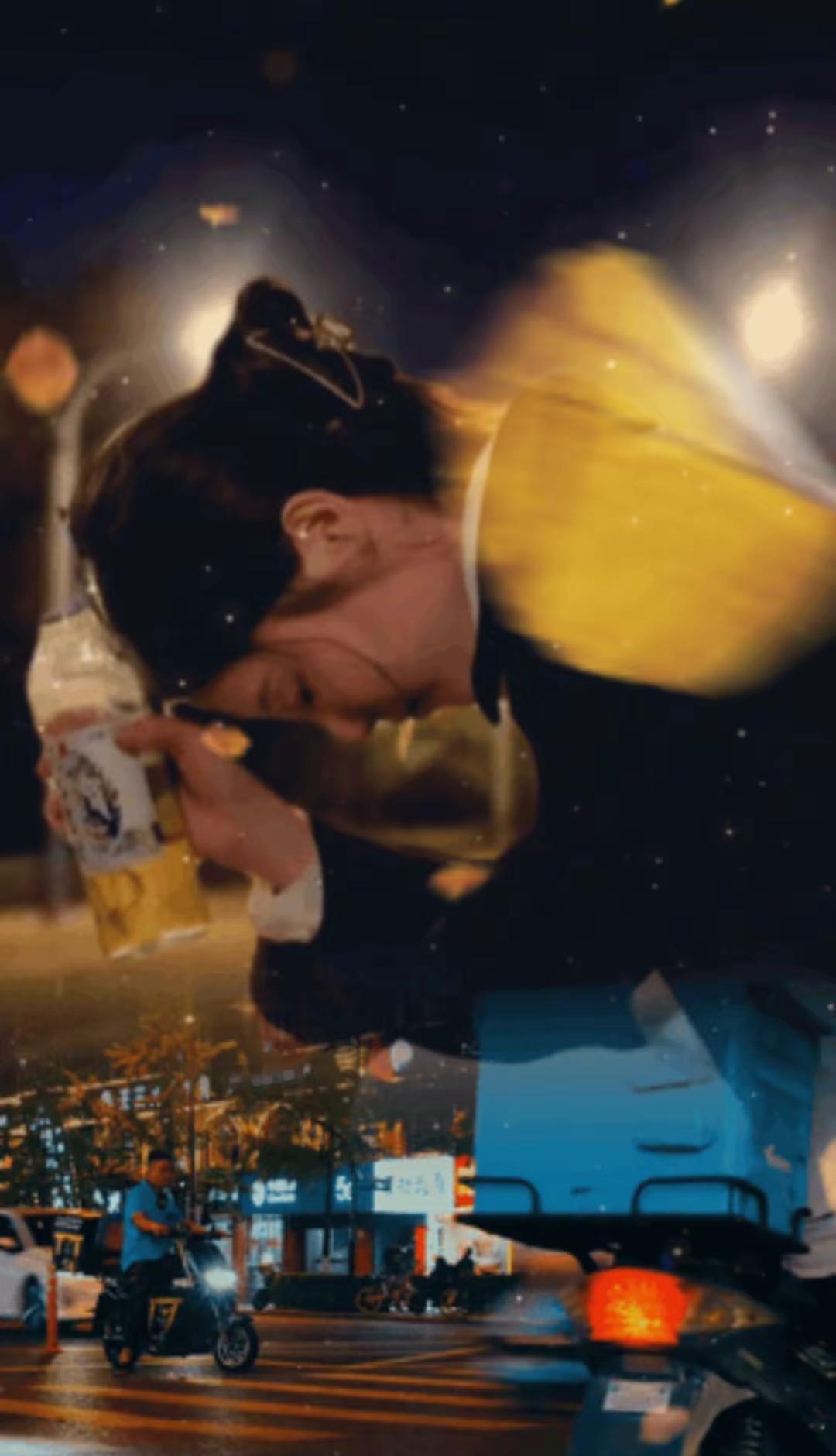 ⚠️深夜街头这一幕太揪心！醉倒路边还抱着酒瓶🍶，旁边就是车来车往的马路边🙏