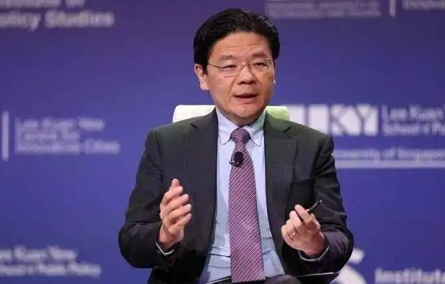 新加坡总理黄循财曾在集会上罕见落泪，因为靠收“过路费”躺赢的日子彻底结束了！一边