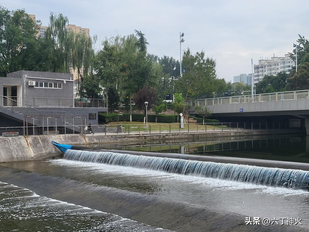长治的河道公园，实在是藏在城芯的宝藏休闲好去处。
前几日傍晚我顺着三河一渠慢走了