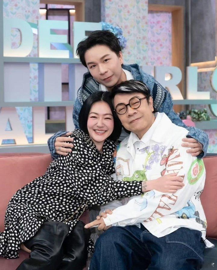 蔡康永采访小S旅行是她提议的，自责是她背着的，泪是她流的。小S不需要全网审判，她