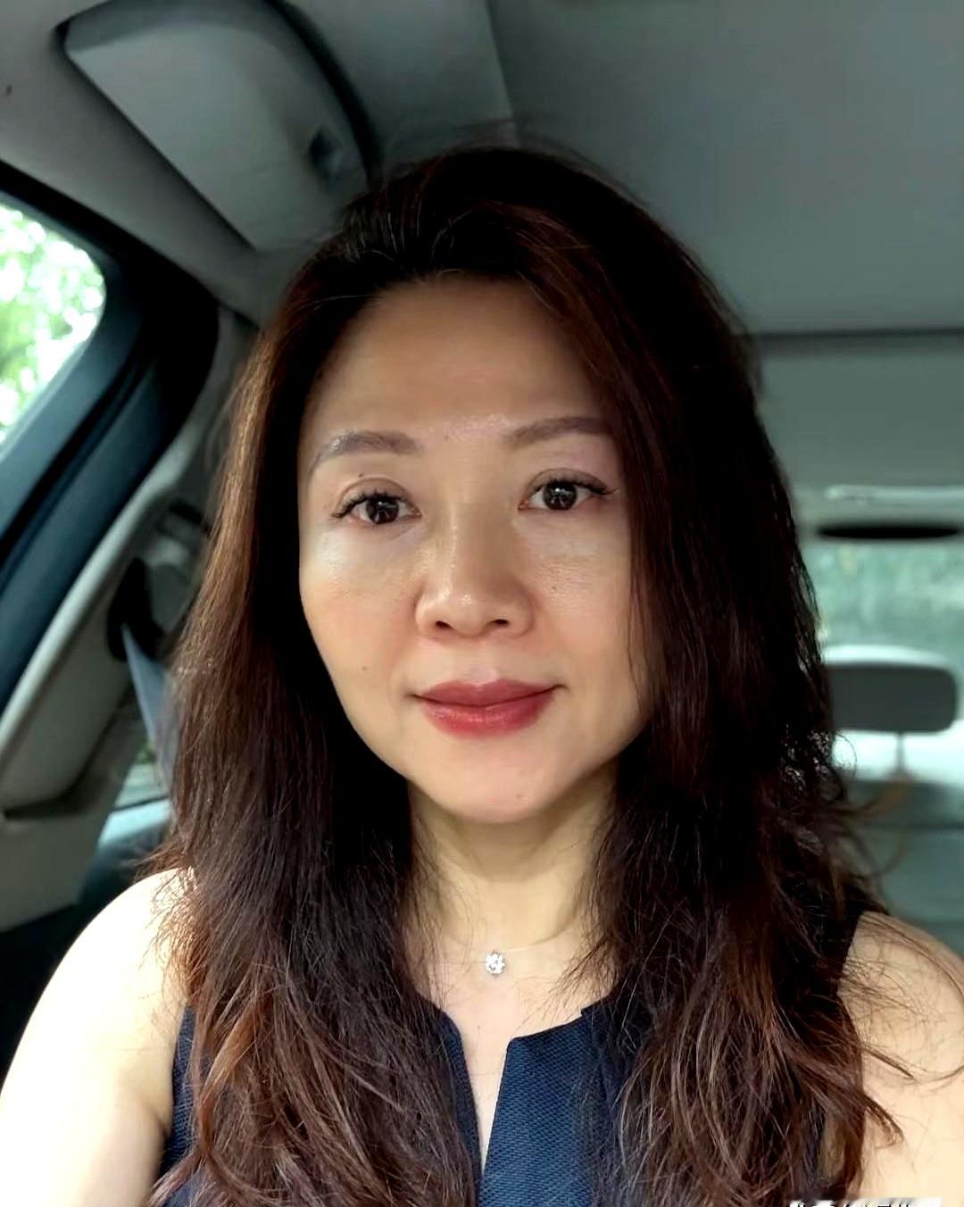 天没亮时，小区拐角一声吱呀，她推着车进来，扶手一节一节擦，楼上有人催孩子早读，楼