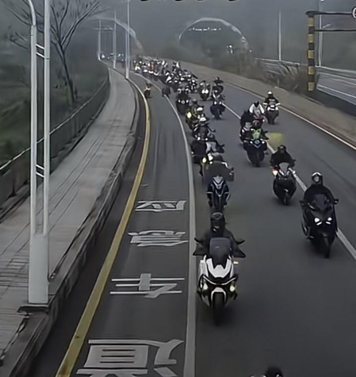 高铁不舒服？
广州打工的广西百色仔，今年返乡过年，依然还是开摩托车，这不是自找苦