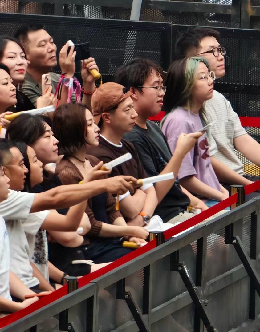 马龙夏露一起看演唱会，两人侧颜越来越有夫妻相了，颜值都好高马龙 夏露 
