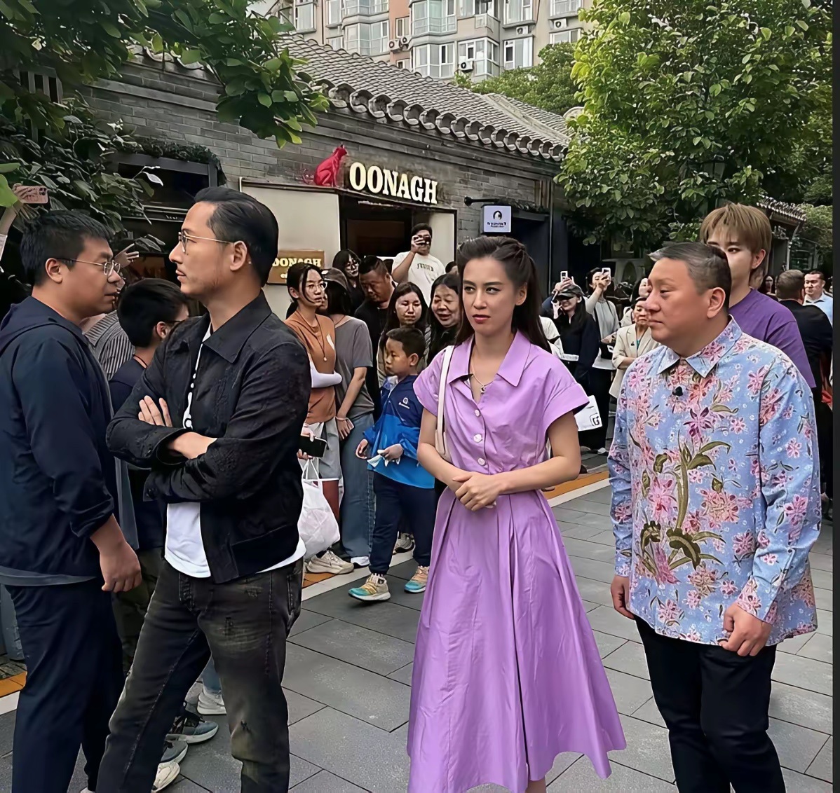 单身后的她每天忙于工作，活的潇潇洒洒状态非常好，有事业有孩子妥妥的人生赢家啊 