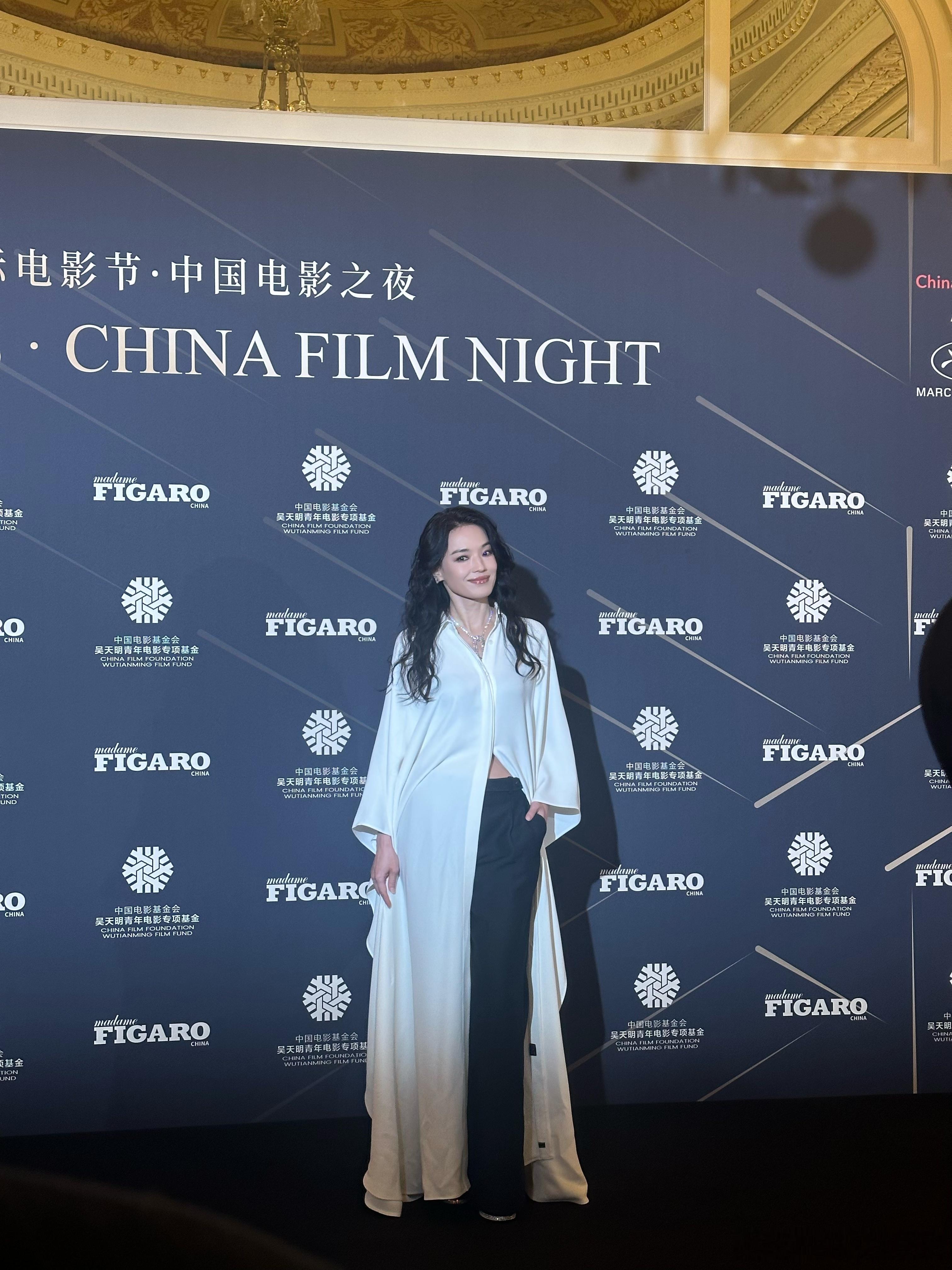林女士这套简约LOOK造型出圈了，点睛之笔在脖子上搭配的Messika Midn