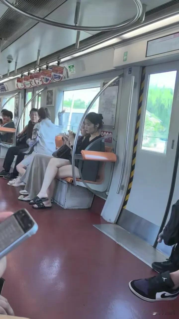 现在的“小仙女”能有多可怕，张口就能颠倒是非黑白！

大爷只是挪了一下她的包，女