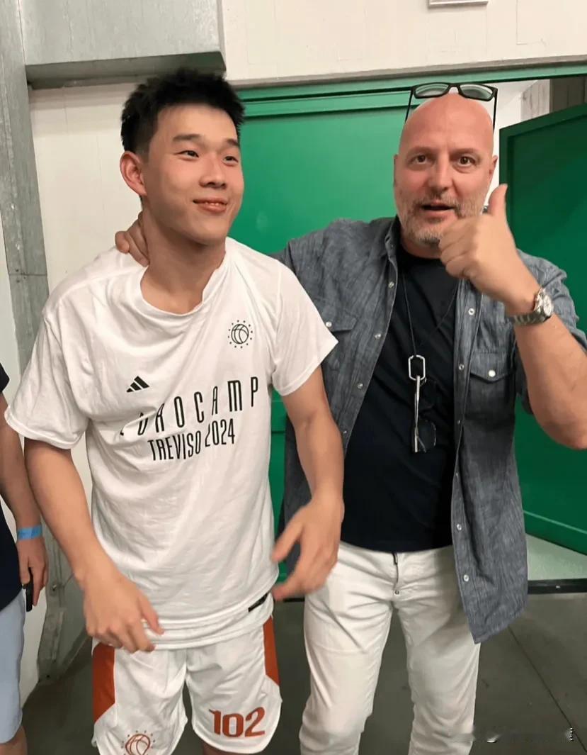 他是同曦队球员林葳！
目前已经入选过CBA联赛的全明星，以及中国男篮国家队短训营