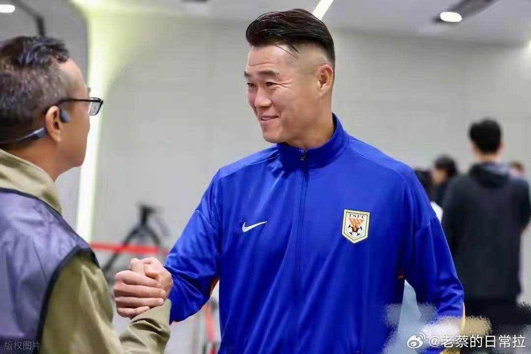 宿茂臻：哎，镜头别对着我，拍韩鹏去，现在他是这支泰山队的主心骨。

韩鹏：茂臻哥