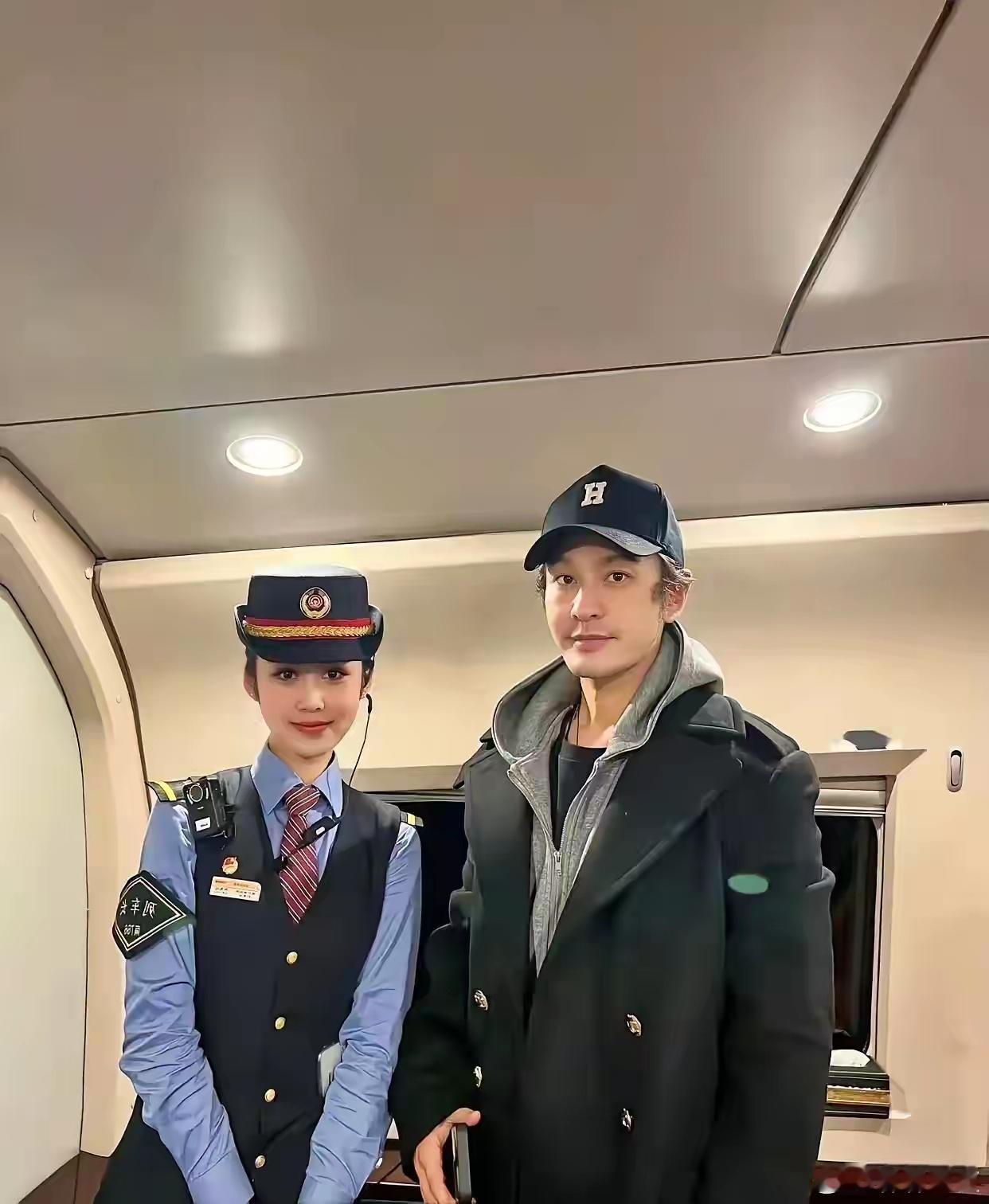 黄晓明和高铁乘务小姐姐合照，黄晓明大叔感很重，他的发型戴帽子有点像是圣诞老人的发