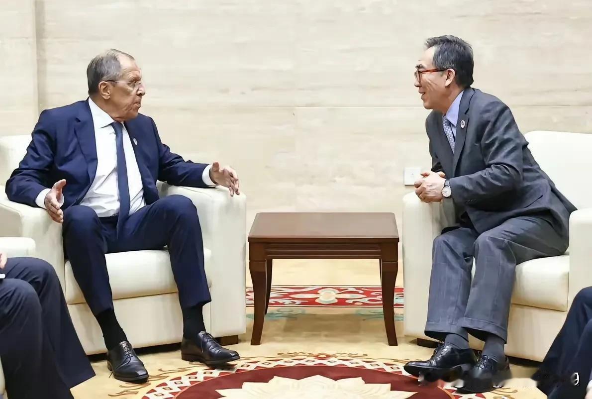 实力有了再说。小国别闹腾，主权也没有，去动大国的蛋糕，你会付出的。韩国就是一个例