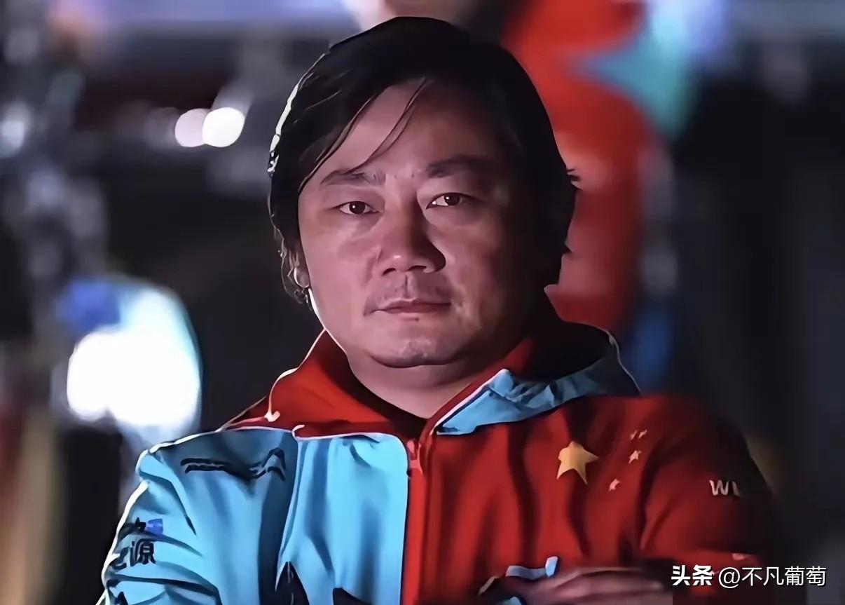 普通人创业账上没钱，八成早散伙了。
张雪这哥们儿，路子野得让人发毛。
2025年