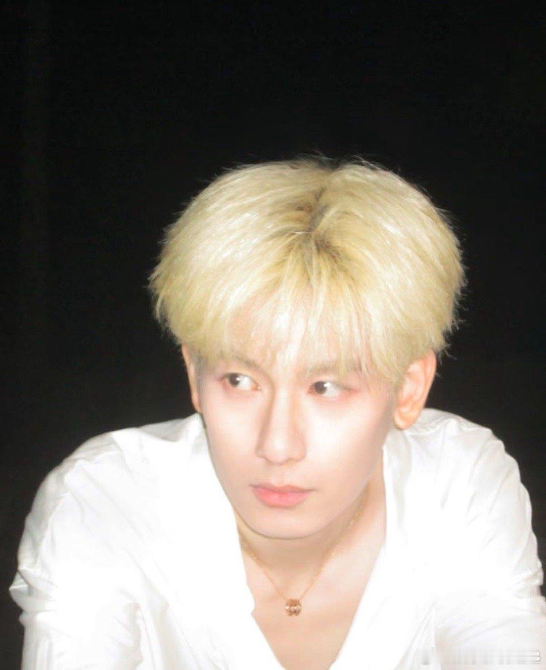 胡先煦官宣十日终焉看完原著真的觉得陈俊南这个选角很贴胡先煦诶！最重要的是演技拿得