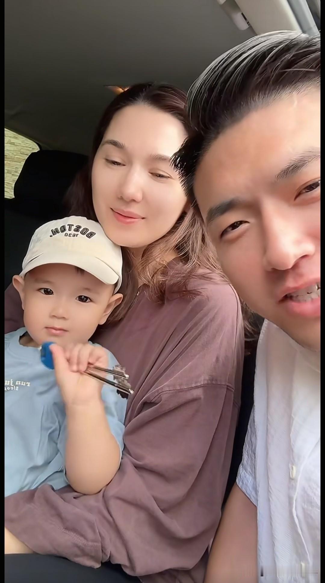 小缇安今天跟着爸爸妈妈去姥爷家吃烧烤，崔姐开车好稳呀，农村风景真美，裴宇的岳父在