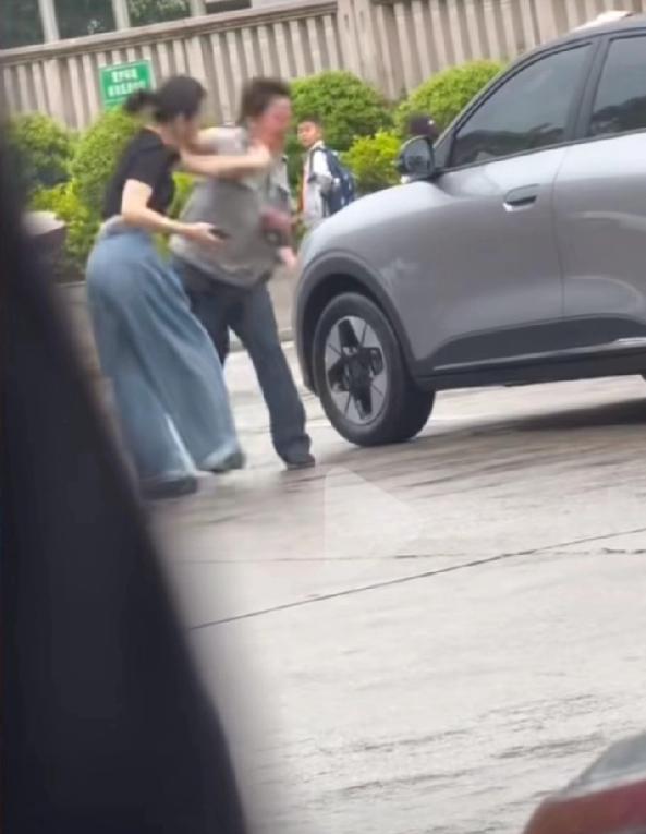 福建三明学校门口打架的女司机和男保安都有错，谁也不用说谁！

这事发生在4月21