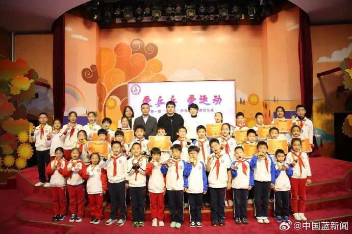 【梁靖崑与小学生切磋球技】北京市东城区板厂小学首届乒乓球比赛举行，学校邀请了中国