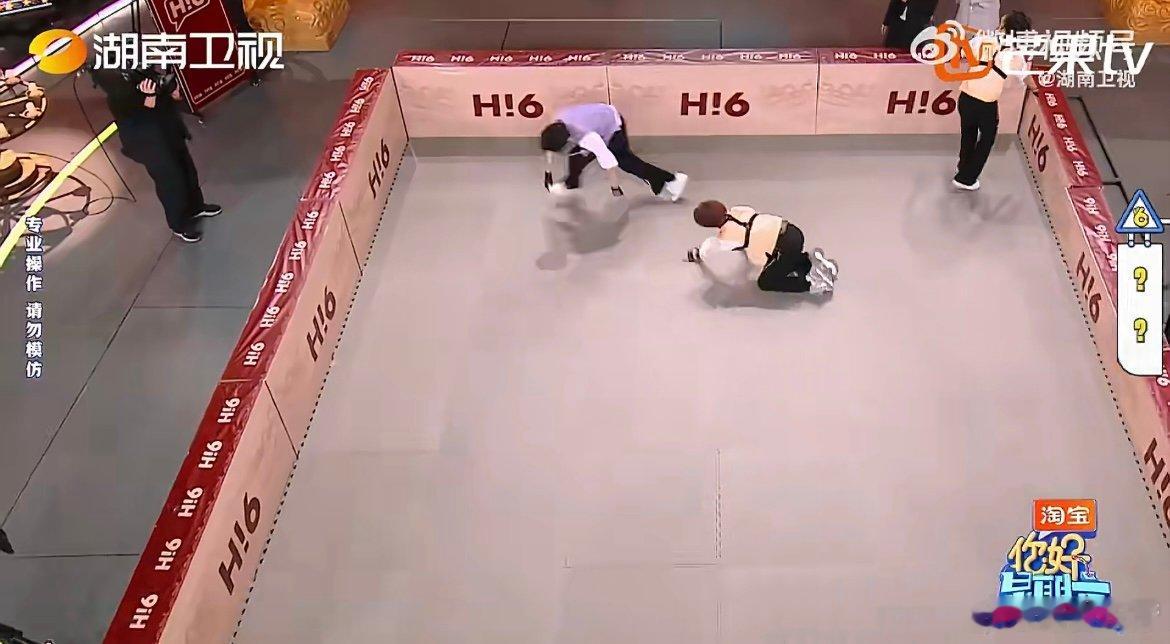 王星越丝滑走位 边描述边躲捕的王者！王星越兼顾沟通与躲避，丝滑走位轻松摆脱围堵，