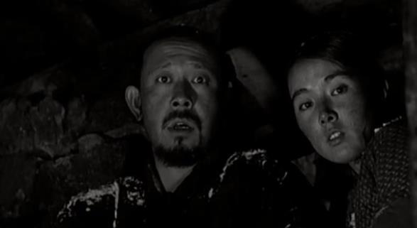 1938年，1个日本军官和1个日本士兵在天空刚刚大亮的时候，悄无声息的走进了山东