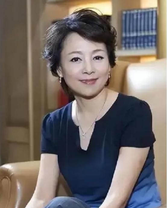 张瑜在采访里突然落泪，说这辈子最后悔的，就是错过了当年那个真心实意对她好的男人。