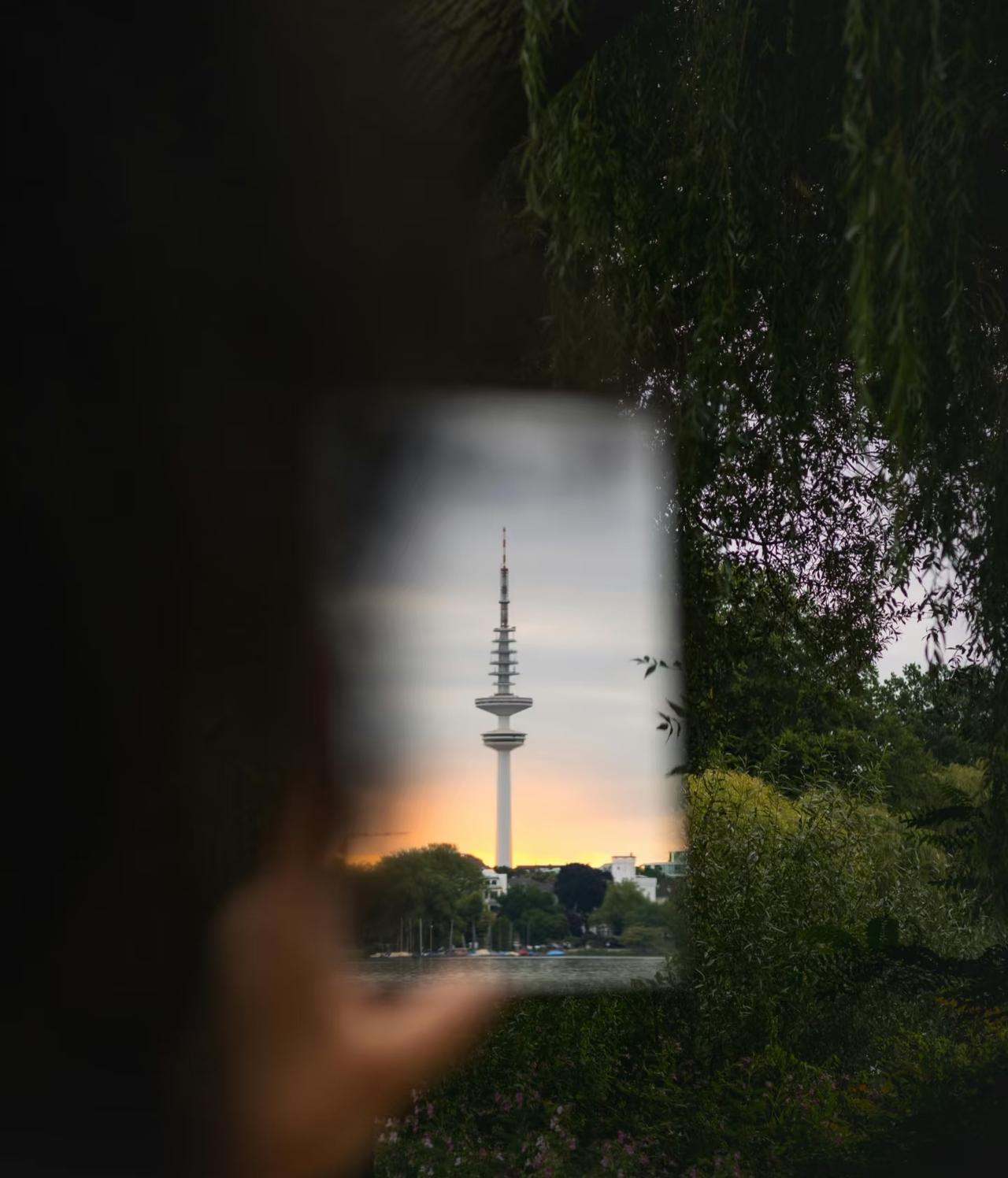 中年失业欠了10万，，双手空空。没有一技之长。
送外卖，腰腿先报警；
跑滴滴，拿