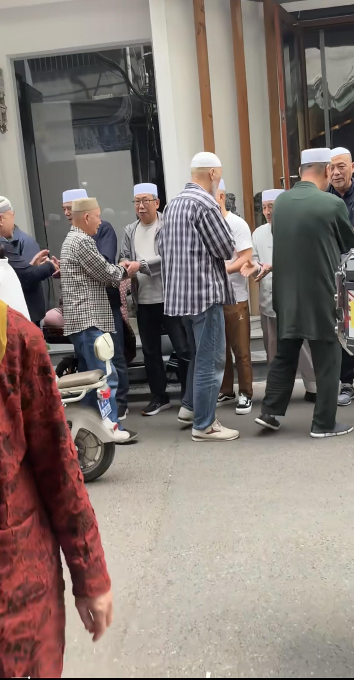 白事吧，应该是大家给亡人家属握手，道别来的，就是住家和客人挨个儿握手。互祝平安、
