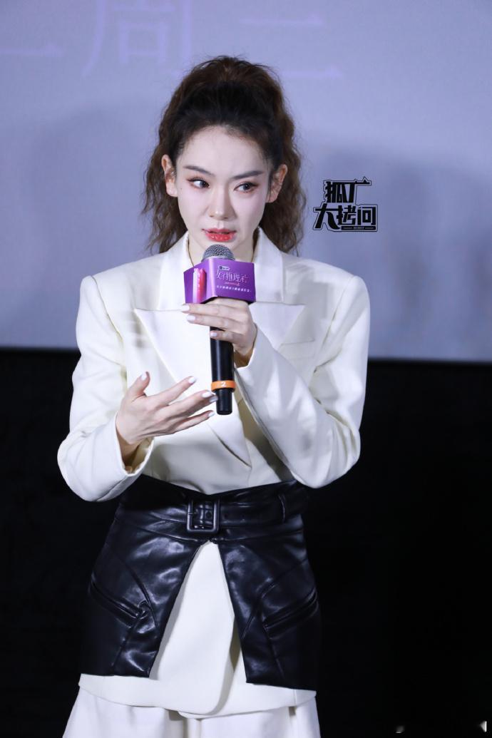 戚薇女推见面会造型  戚薇女推见面会造型的确是挺在线的呀，这一次白西装加上的黑色