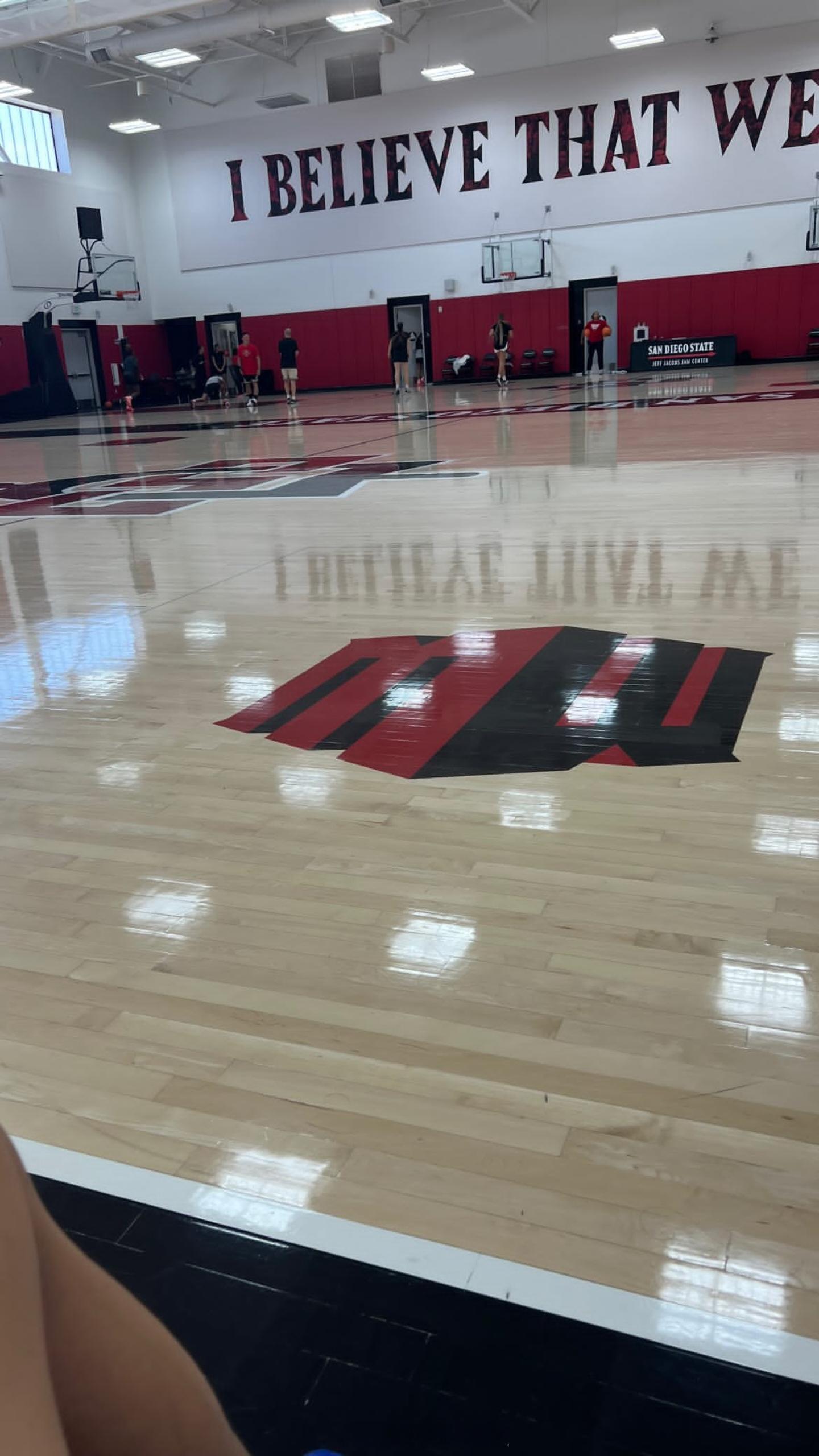 桑德斯现身圣地亚哥州立大学训练💦 