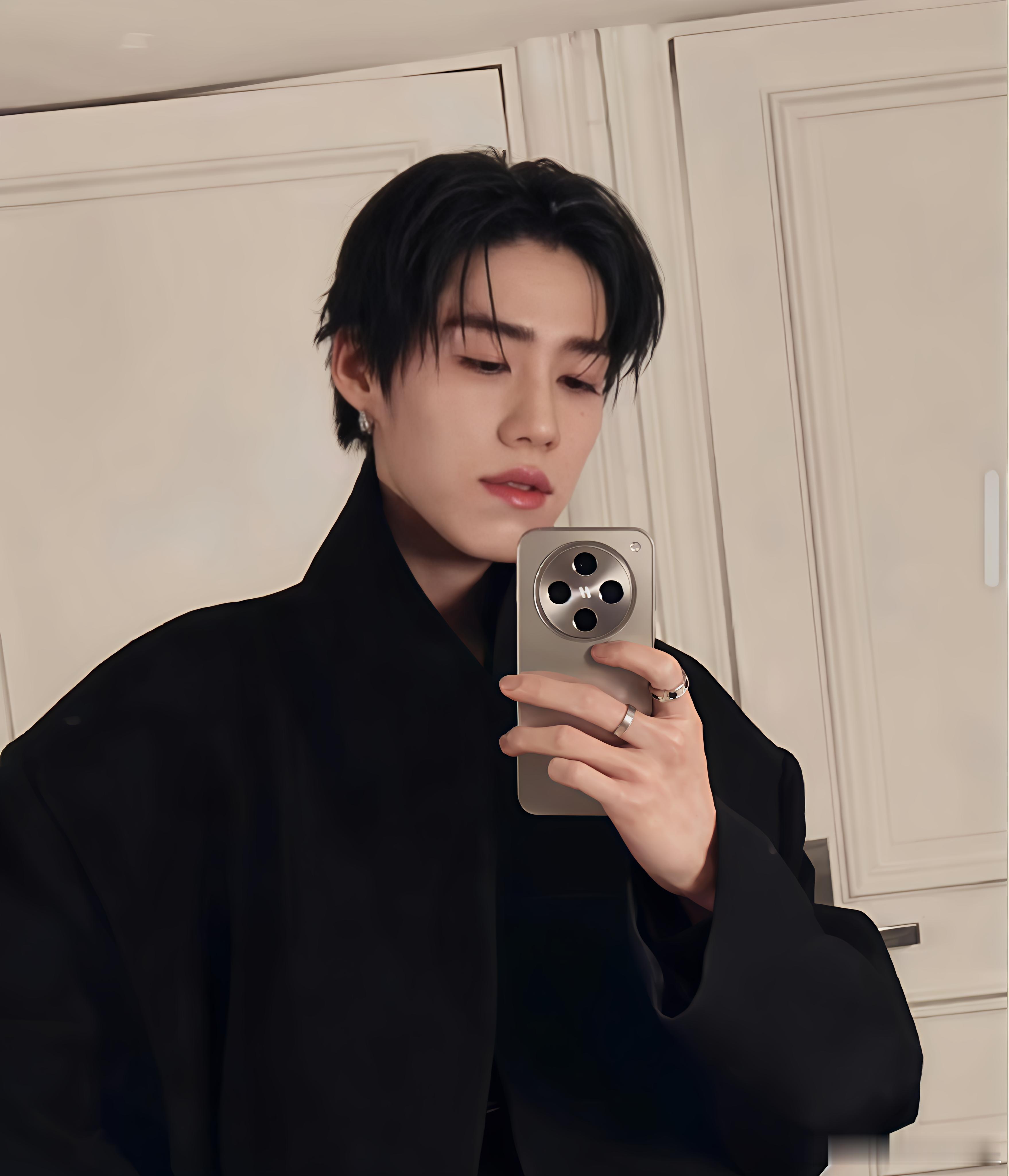 OPPO Find X8 这个钛色还是挺好看的，可惜在大陆没有推出 