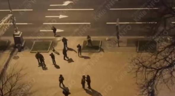 近日，在乌克兰首都基辅夜幕下，一群外国雇佣兵爆发了激烈的冲突。
从画面中来看，应