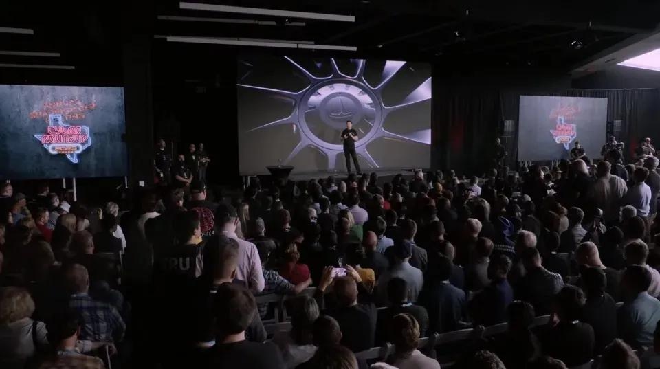 马斯克在股东大会上说，去年特斯拉和SpaceX一共收到了360万份工作申请，也就