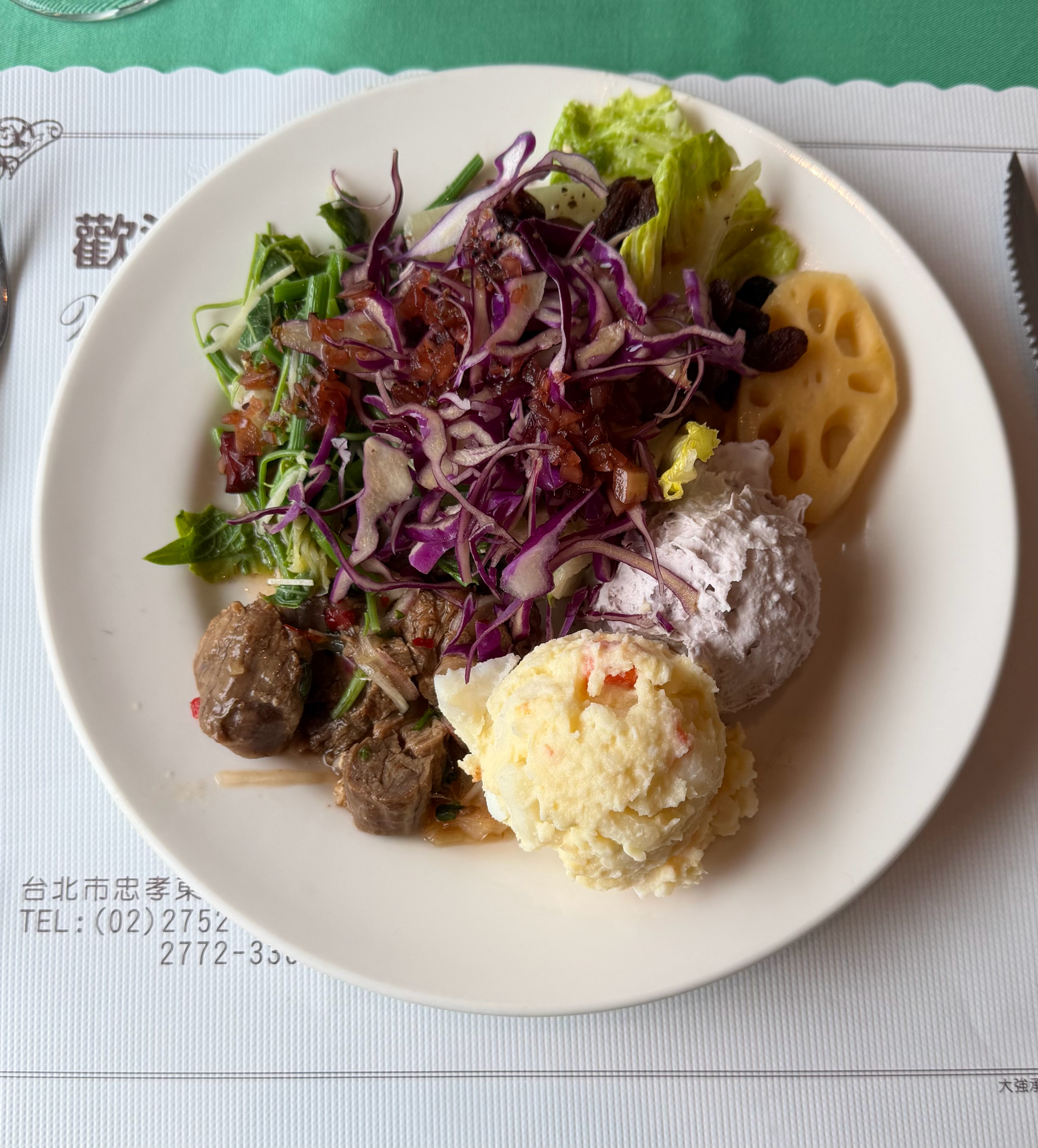紫高麗菜的鮮豔、綠色蔬菜的清爽，搭配綿密馬鈴薯泥與香甜芋泥，每一口都是不同層次的