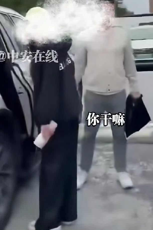 女子带母亲去医院检查，停车场偶遇老公带小三疑似产检，全程男子冷漠观看，女子见后怒