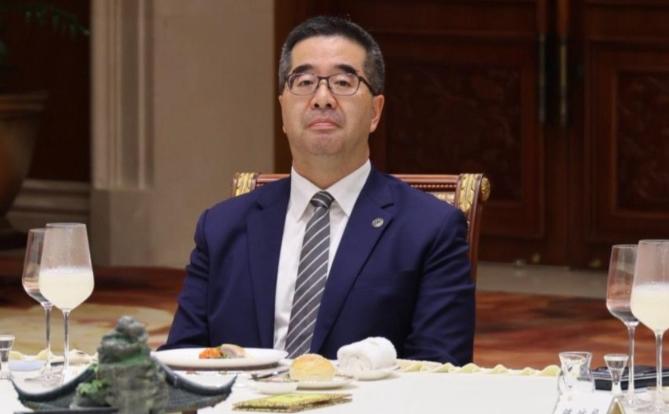 谁能想到？一场南京的晚宴，竟把“岛内政客”的遮羞布撕得粉碎。郑丽文顶着“五年刑期