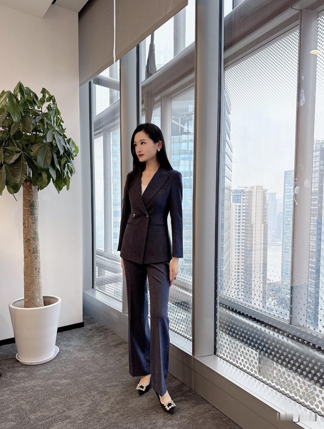 职场女性怎么穿更好看?套装是不错的选择，简洁干练又大方。像经典的黑白灰套装，适配