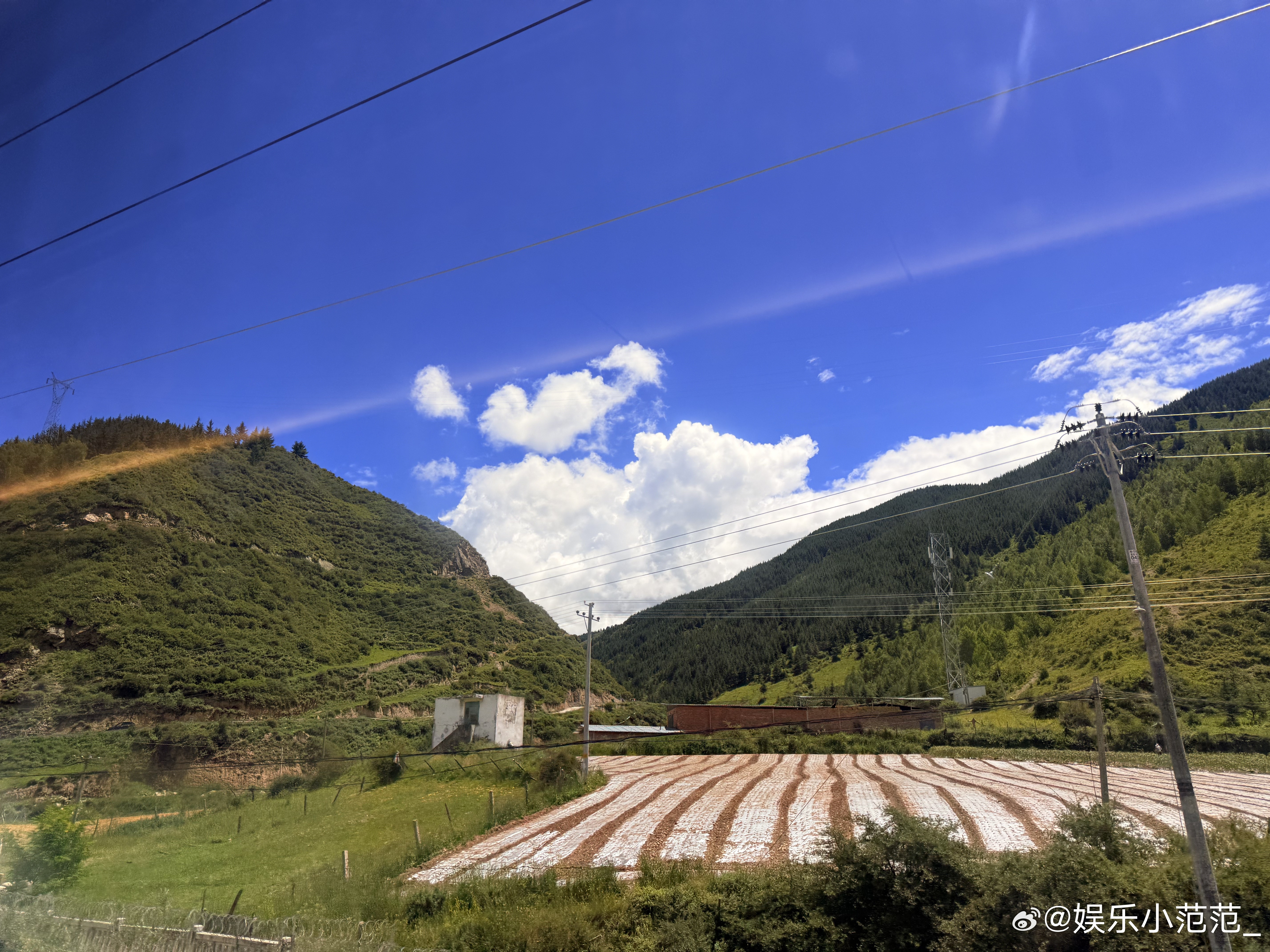 天空蔚蓝，治愈系的氛围拉满了 