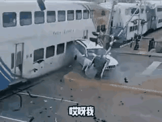 如果这司机再加把劲，
呼啦啦，乌啦就过去了
球事都没就照常过了
来回一倒，没得事