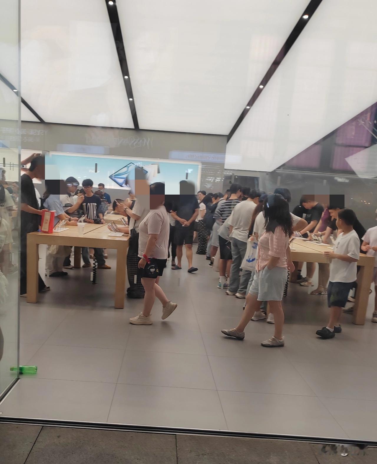 去了趟杭州，平时都是去景点，今天难得逛了下商场，也算是见识到了大城市人的消费力了