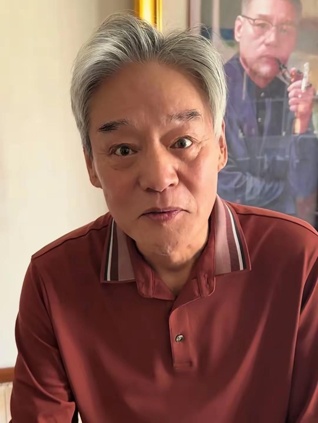 还记得当年的岳不群吗？如今也满头白发了。虽然身形消瘦，却满面红光，精气神十足。眼