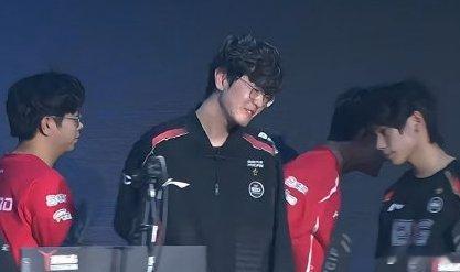 我突然释怀的笑！惨遭WE横扫后，碰拳环节Jiejie笑笑表示无奈昨日LPL春季赛