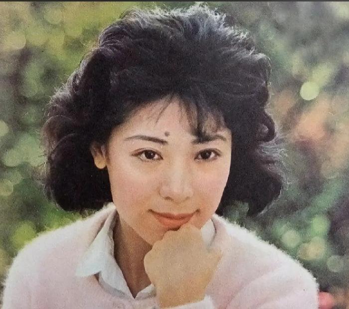 1990 年，歌唱家关牧村因家暴提离婚，王星军说房子孩子选一样，关牧村的选择让他