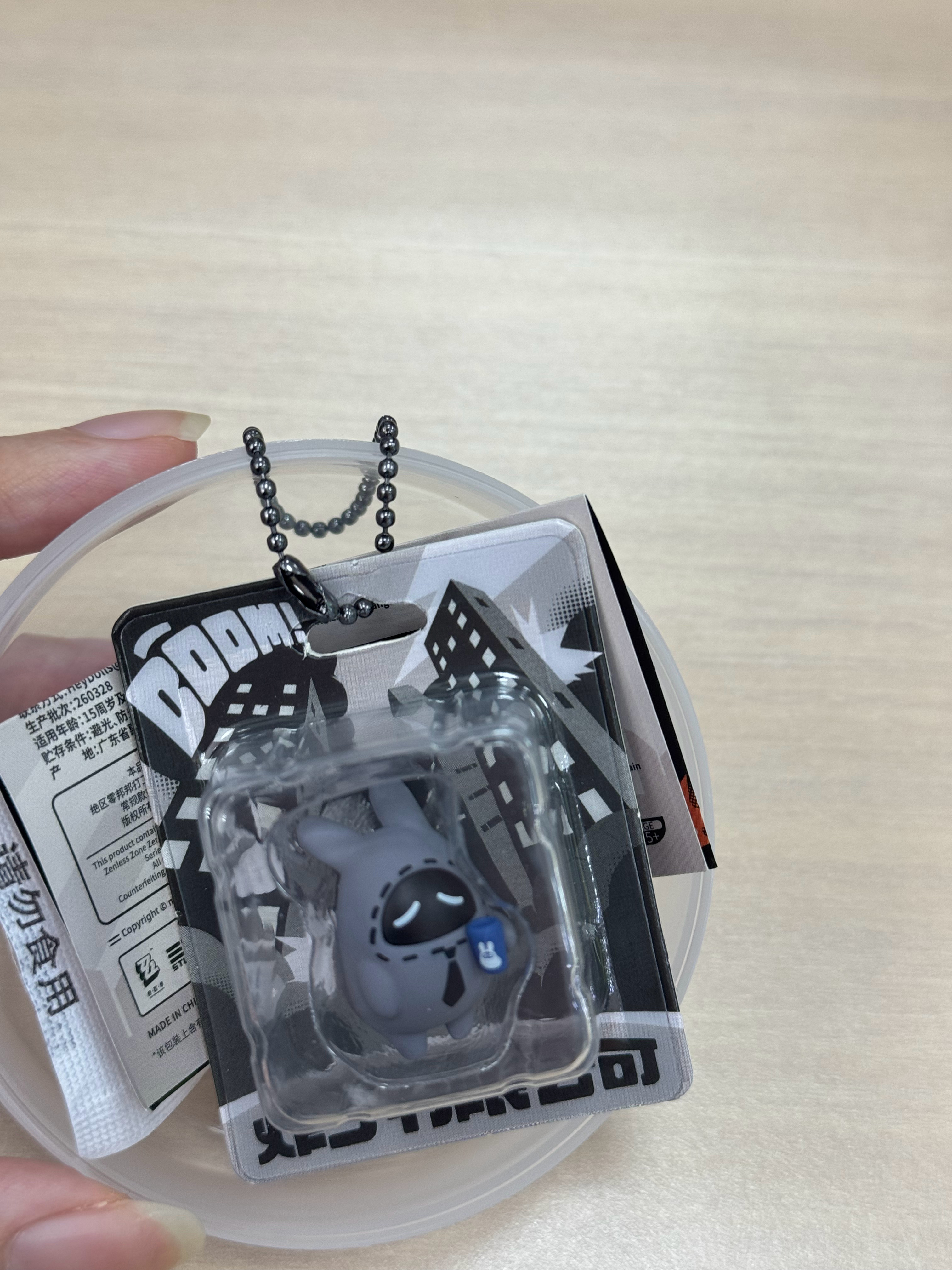 同事哥送了我一个绝区零的打工布盲盒球，开出来一个好命苦的咖啡续命打工布 ​​​