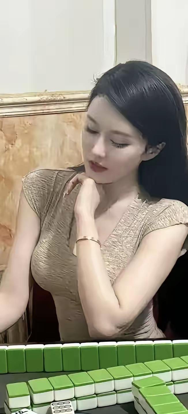 这样的女人等我有这条件了我愿意娶她做老二，
我不用她工作、不用她做家务、不用她生