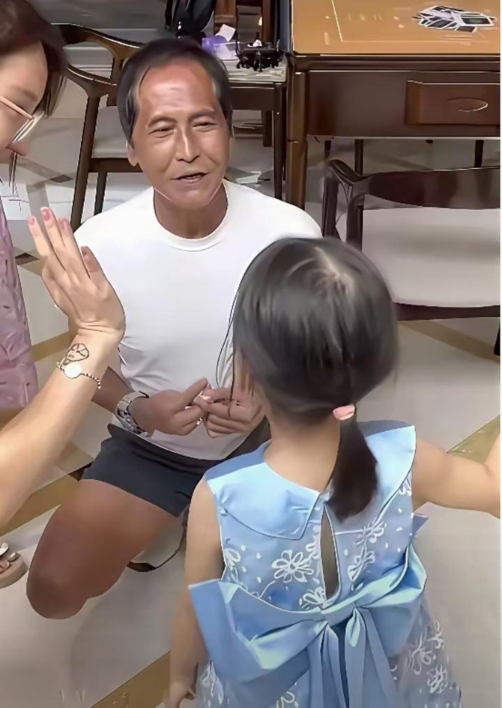 66岁的齐秦近照曝光，陪宝贝女儿温馨同框，画面太美了。

如今的齐秦也老了，他两