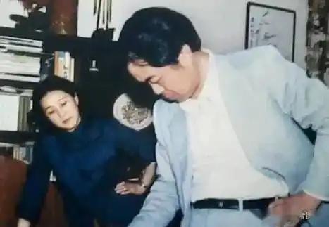 范曾当年去朋友须尊德家吃饭，一眼就看中了人家的妻子张桂云。那时候张桂云已经是三个