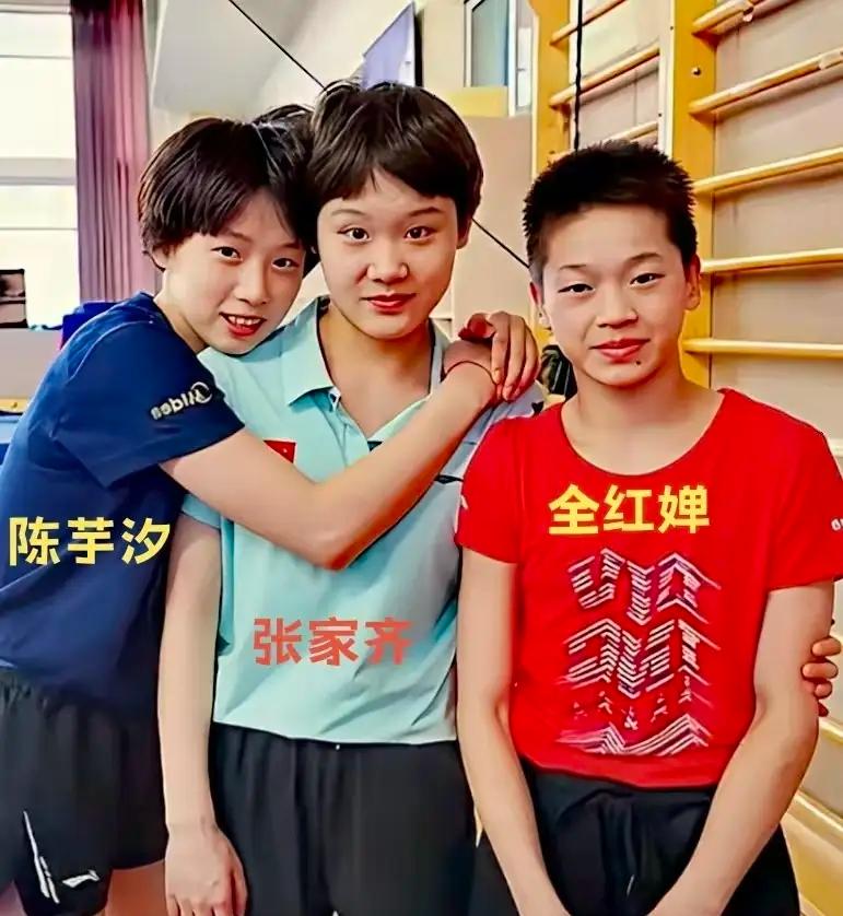 小时候，她们相互陪伴、彼此鼓励，一同在成长路上摸爬滚打。那些一起经历的汗水与欢笑