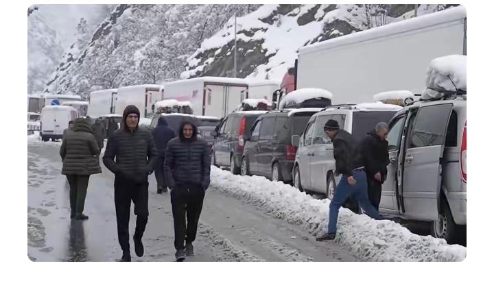 与战争无关的大麻烦？
据网络上的消息，大鹅大批的、估计可能数万辆的物流运输的货车