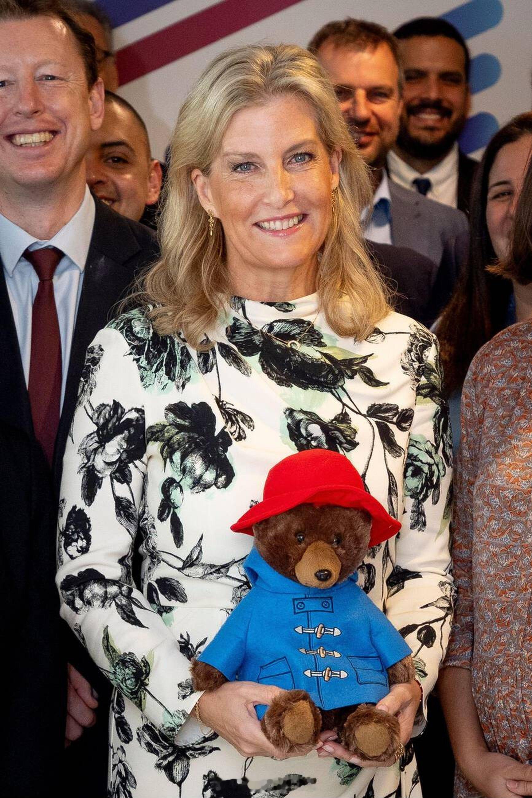 2025年11月14日，爱丁堡公爵夫人苏菲在秘鲁首都利马与英国驻秘鲁大使馆工作人