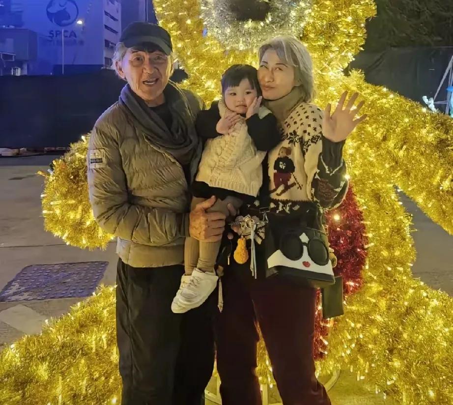 圣诞钟声敲响，林子祥叶倩文夫妇又来撒糖啦！这次他们晒出的圣诞节合照，直接甜度超标