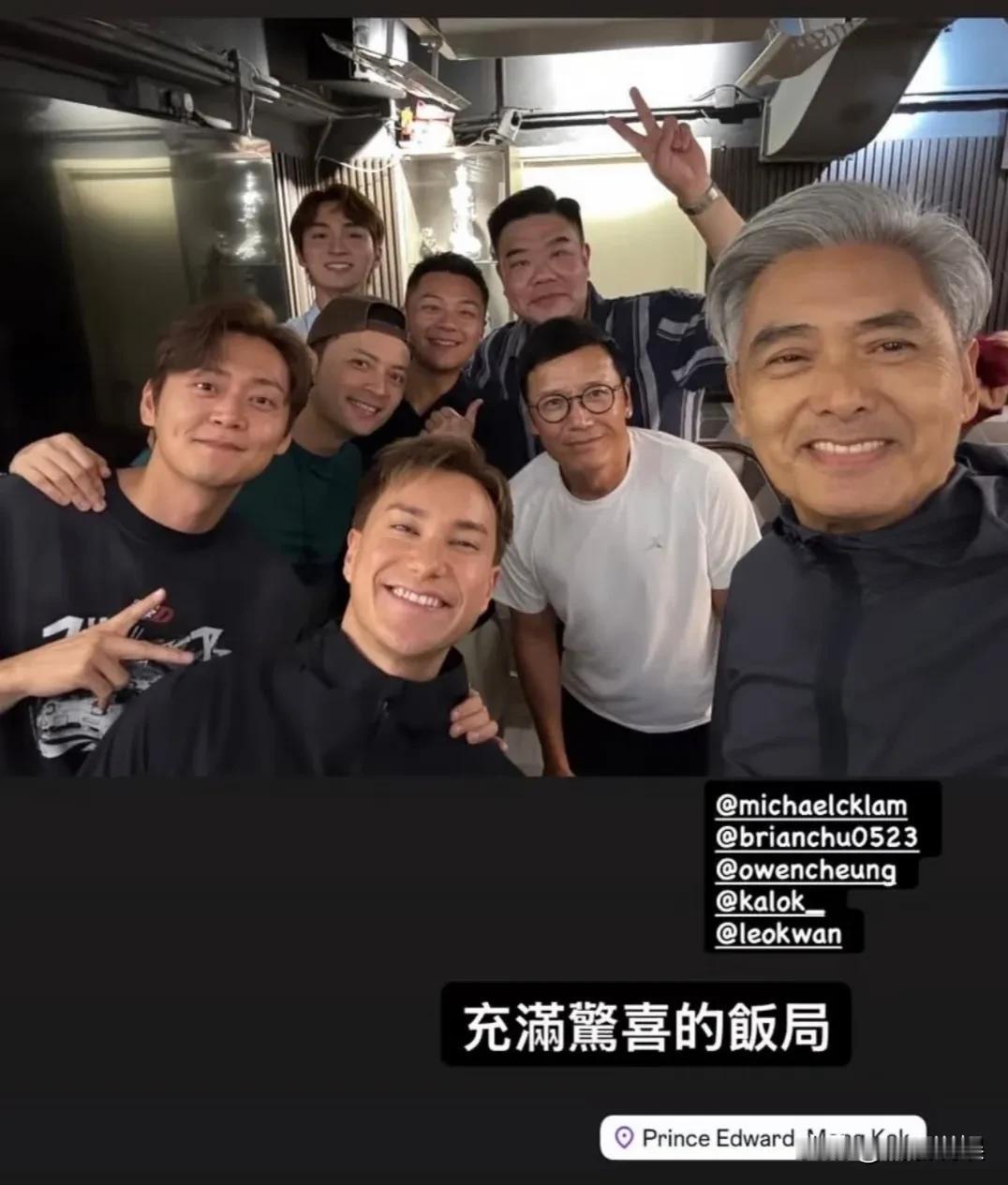 周润发和三哥苗侨伟聚餐，一对比，才知道苗侨伟真是从年轻帅到老啊！
68岁的苗侨伟