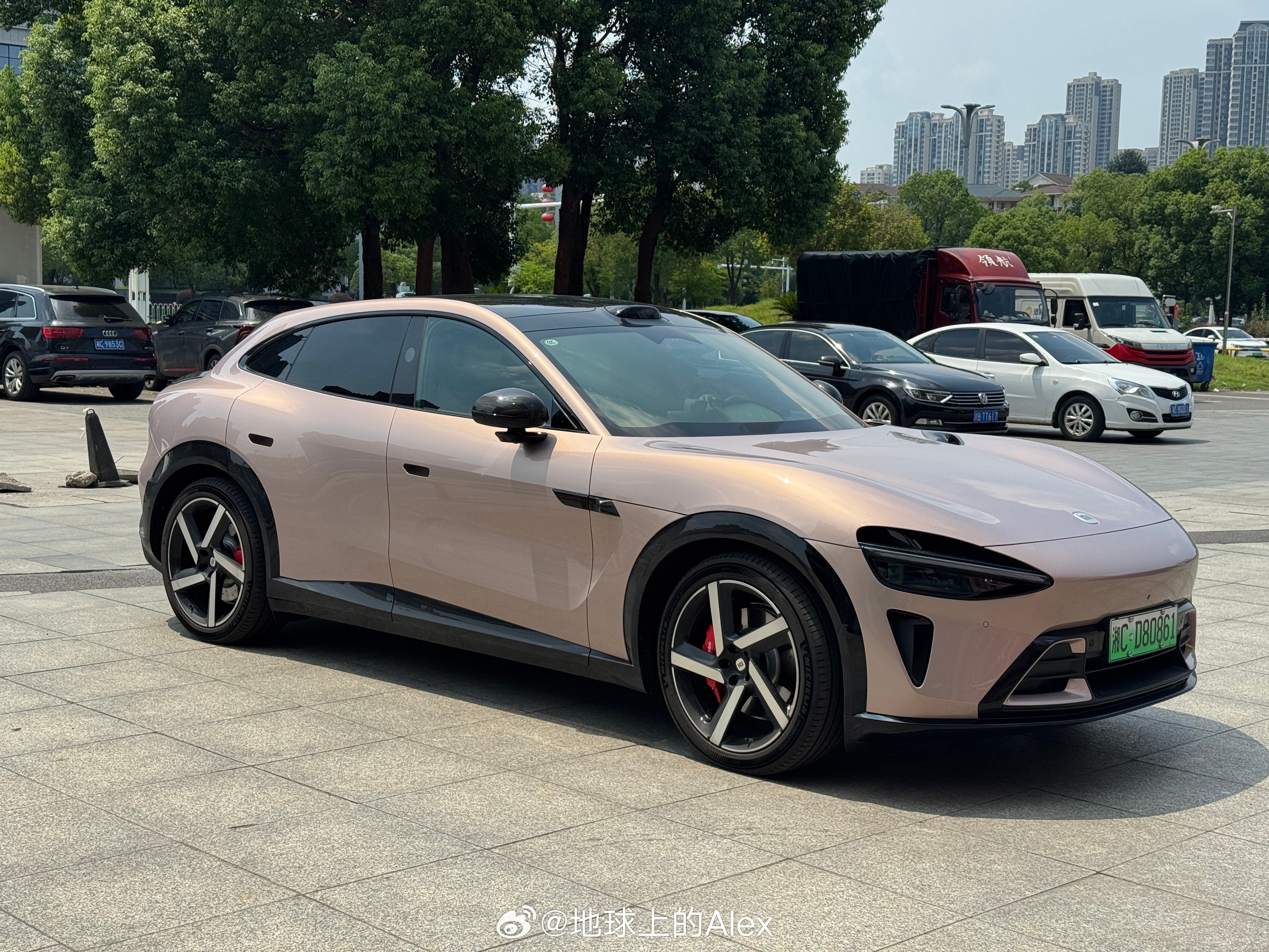 最近湖南可以说是烈日当头而且这一阵子，每天的通勤、午休都是在YU7上作为一台新车